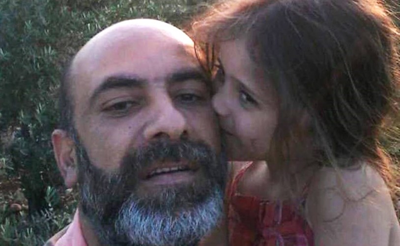 صورة تداولها ناشطون لجورج زريق وطفلته ﻿