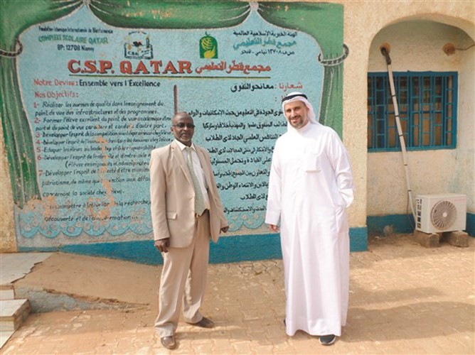 المطوع لدى زيارته مجمع قطر التعليمي﻿