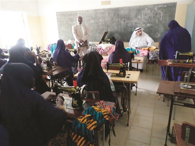 لدى زيارته مشروعا للحياكة﻿