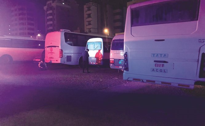 أحد رجال المرور يسجل مخالفة﻿