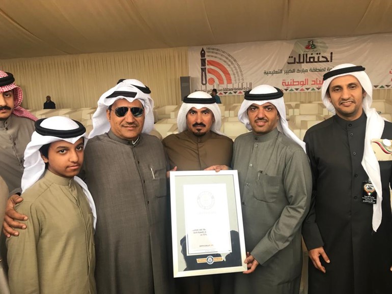 مدير عام منطقة مبارك الكبير التعليمية منصور الديحاني ومدير الأنشطة محمد العجمي والطالب عبدالله الديحاني والزميل موسى أبو طفرة