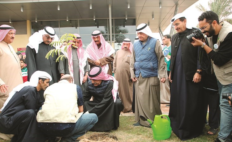 الشيخ محمد اليوسف يزرع إحدى الشتلات﻿