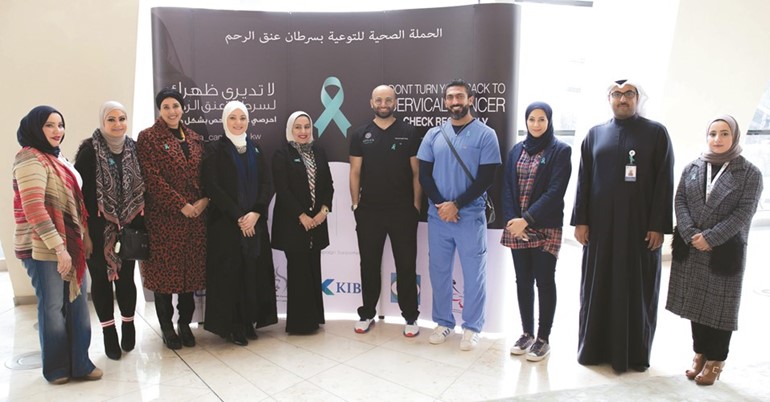لقطة تذكارية خلال الحملة الصحية للتوعية بسرطان عنق الرحم﻿