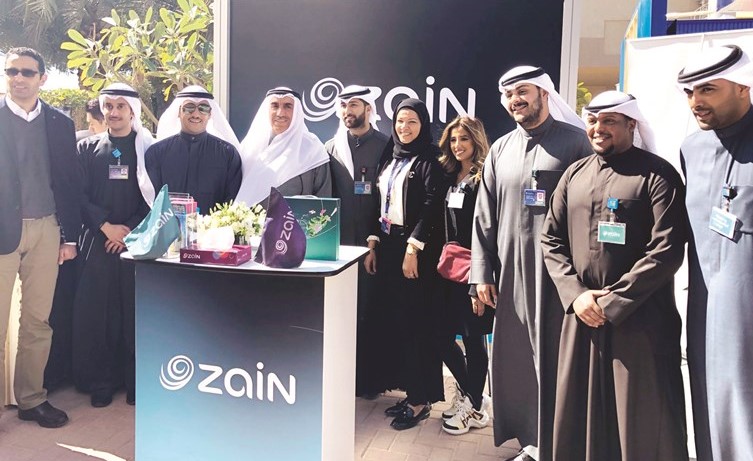 الخرافي والأنصاري يتوسطان فريق زين في جناح الشركة ﻿