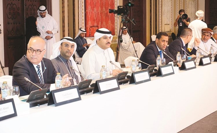 د. نايف الحجرف أثناء انعقاد المنتدى الرابع للمالية العامة للدول العربية وإلى جانبه محافظ بنك الكويت المركزي د.محمد الهاشل 	(كونا)﻿