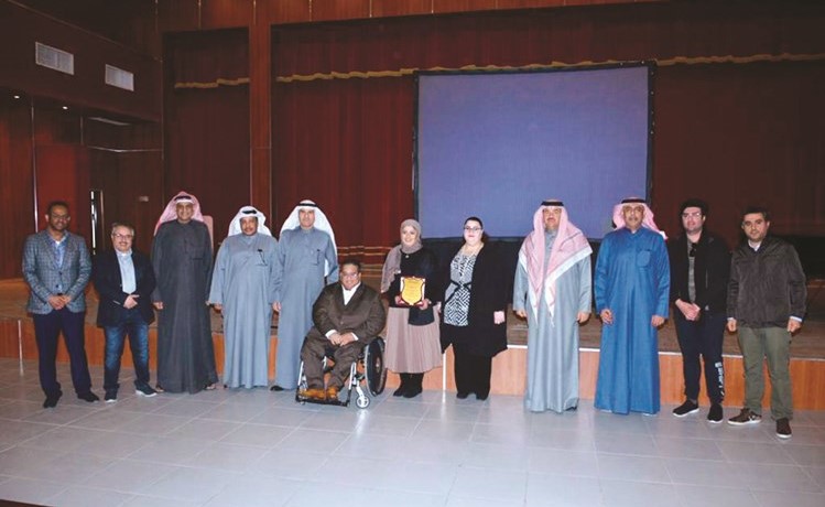 عميد المعهد د.رشيد البغيلي ود. د.آلاء الفيلكاوي يتوسطان اعضاء هيئة التدريس وعددا من الحضور﻿
