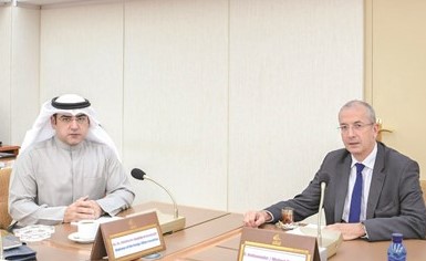 د.عبدالكريم الكندري مع سفير بريطانيا لدى الكويت مايكل دافنبورت﻿