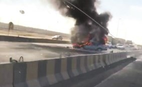 المركبة مشتعلة قبل أن يتعامل معها رجال الاطفاء﻿