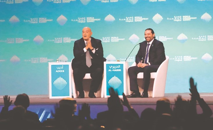 رئيس الحكومة سعد الحريري متحدثا في احدى جلسات القمة العالمية للحكومات في دبي بمشاركة الاعلامي عماد الدين اديب	(أ.ف.پ)﻿