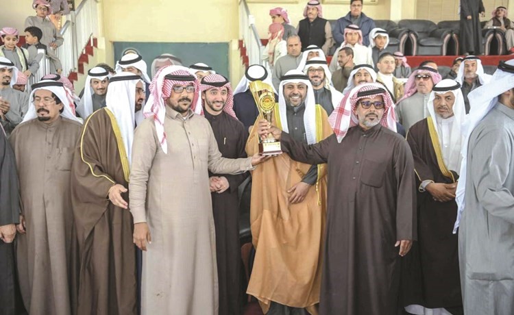 الوزير محمد الجبري مكرما احد الفائزين	(كونا)﻿