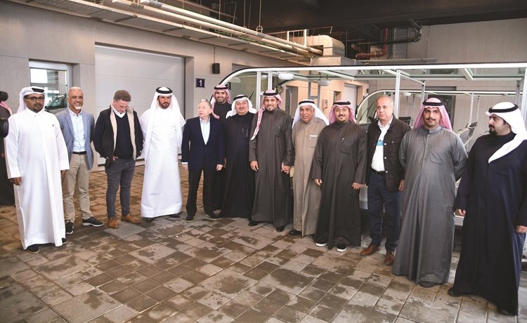 د.عماد بوخمسين يتوسط ضيوف المؤتمر الإقليمي الخامس لرياضة السيارات بدول الشرق الأوسط وشمال أفريقيا خلال زيارة مدينة الكويت لرياضة المحركات﻿