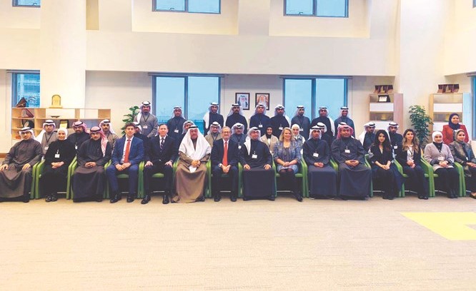 المستشار فهد بوصليب ومحمد الغملاس والسفير الأميركي لورانس سيلفرمان يتوسطون المشاركين في ورشة العمل﻿