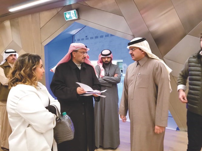 سفير خادم الحرمين الشريفين الأمير سلطان بن سعد خلال جولة في اجنحة المعرض ﻿
