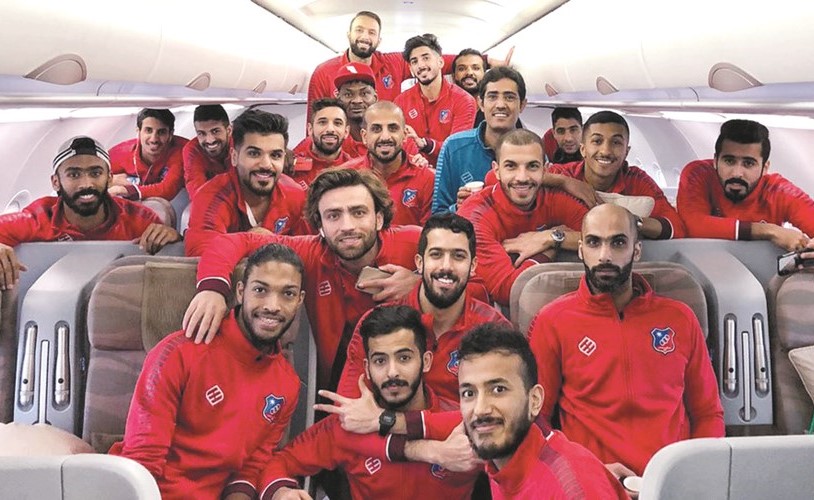 لاعبو الكويت في الطائرة قبل المغادرة الى اصفهان امس	(المركز الاعلامي بنادي الكويت) ﻿