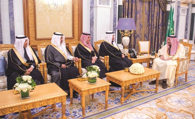 خادم الحرمين الملك سلمان بن عبدالعزيز مستقبلا السفراء الجدد عقب ادائهم القسم امس-(واس) ﻿