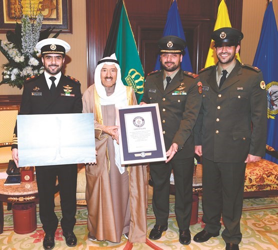 صاحب السمو الأمير الشيخ صباح الأحمد مستقبلا أبناءه الضباط في الجيش﻿