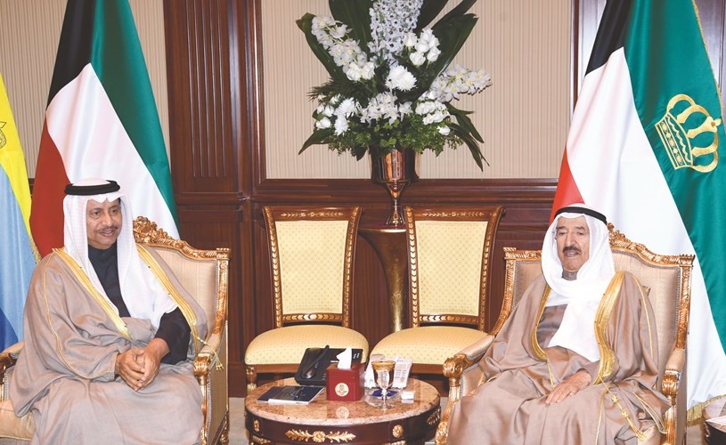 صاحــب السمــو الأميـر الشيخ صبـاح الأحمــد خـــلال استقبالــه سمو رئيس الوزراء الشيخ جابر المبارك ﻿