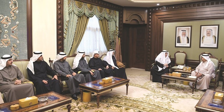 الشيخ ناصر صباح الأحمد خلال استقباله رئيس وأعضاء مجلس إدارة اتحاد مصارف الكويت﻿