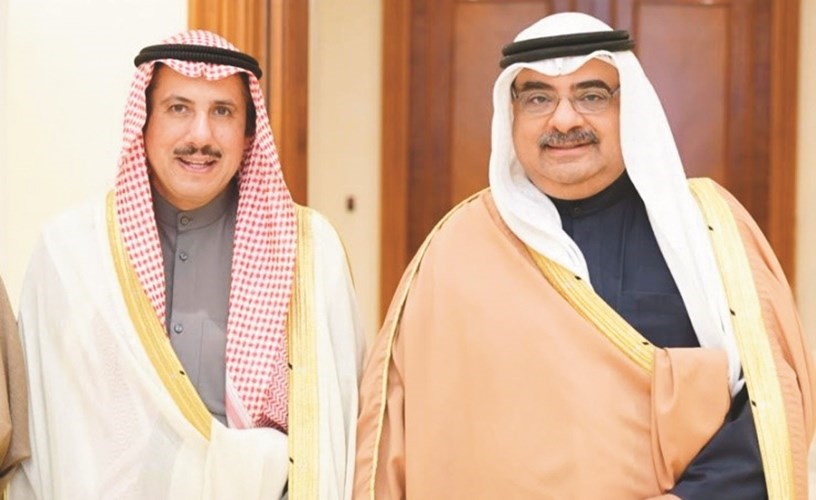 السفير الشيخ عزام الصباح خلال اللقاء مع مستشار رئيس مجلس الوزراء البحريني الشيخ سلمان بن خليفة ﻿