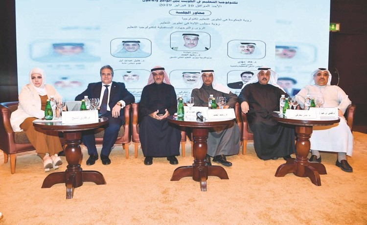 د.خليل أبل ود.رشيد الحمد ود.طارق الشيخ وأمل المطيري ود.نادر معرفي وم.قصي الشطي خلال الجلسة  (قاسم باشا)﻿