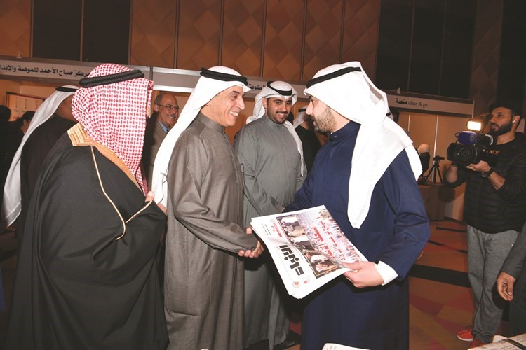 الوزير د.حامد العازمي في جناح الأنباء       (قاسم باشا)