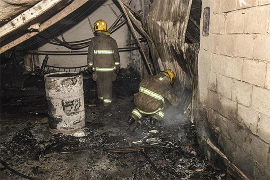 3 فرق للإطفاء سيطرت علي حريق إسطبلات في منطقة كبد