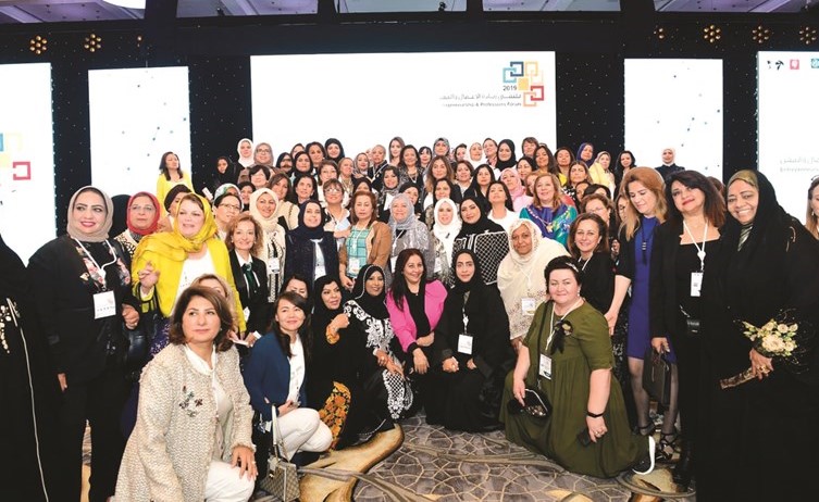 1- لقطة تذكارية للمشاركات بملتقى ريادة الأعمال والمهن في أبوظبي﻿