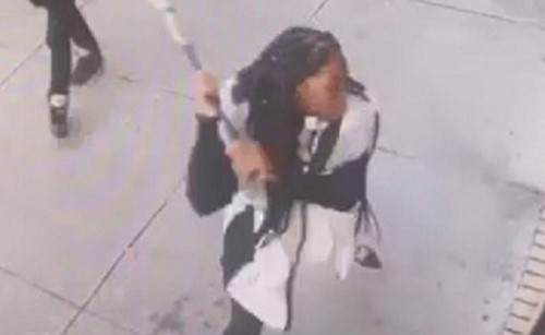 بالفيديو.. هذا ما فعلته بالمطعم بعدما لم يوفر طلبها ... والشرطة ترصد مكافأة لمن يدلي بمعلومات عنها