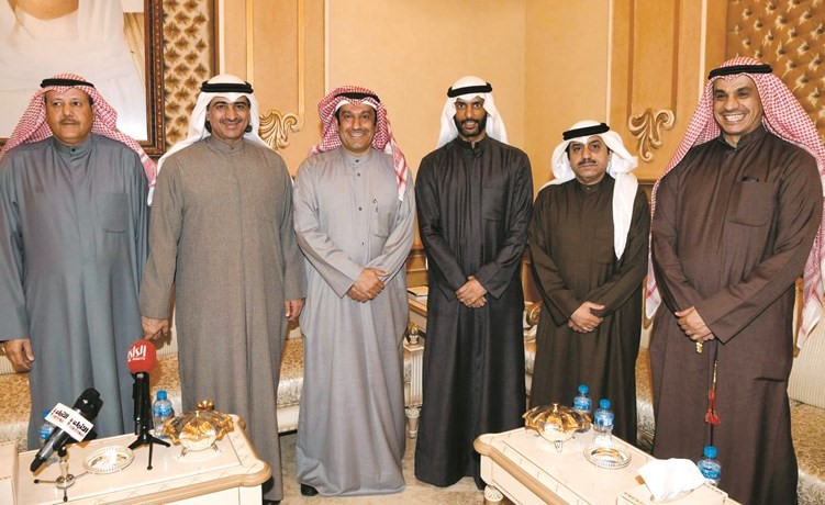 أحمد الشحومي متوسطا خالد الغانم ونواف جديد وهملان الهملان وخلف السهو وقايد العدواني﻿
