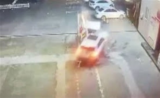 بالفديو.. سيدة تحطم مضخة بنزين بسيارتها
