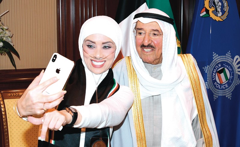 صاحب السمو الأمير الشيخ صباح الأحمد و «سيلفي» مع شيماء العيدي