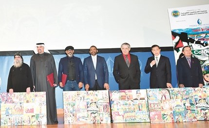 لوحات فنية أهداها السفير طهبوب إلى عدد من السفراء وكبار الضيوف خلال افتتاح المعرض﻿