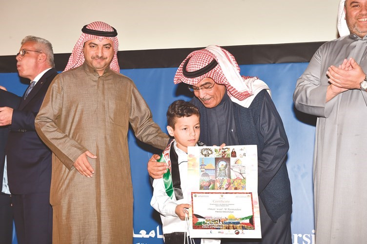 تكريم الطفل عمر عوض الرمضان ووالده﻿