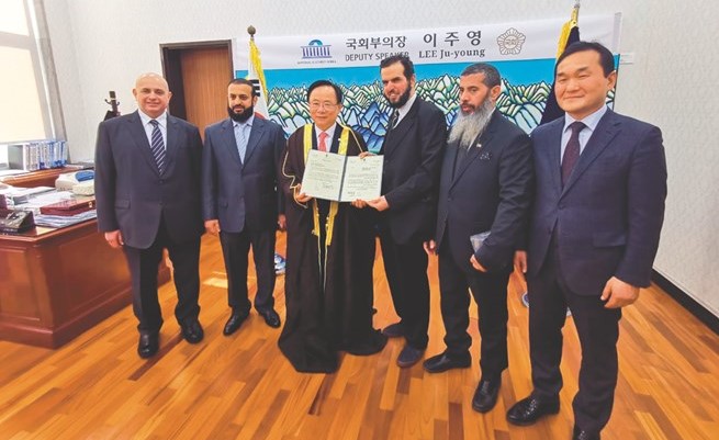 د.عادل الدمخي ونايف المرداس وعبدالله فهاد مع اعضاء من البرلمان الكوري الجنوبي﻿