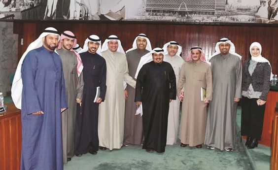عدد من الأعضاء خلال حضورهم الجلسة 	(ريليش كومار) ﻿