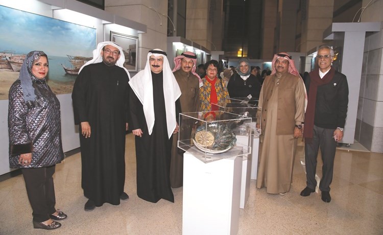 كامل العبدالجليل متوسطا عددا من الفنانين والمشاركين في المعرض	 (زين علام) ﻿
