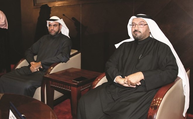 د.سلطان الدويش ود.حسن اشكناني خلال المحاضرة ﻿