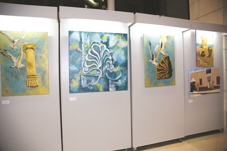 جانب من اللوحات المعروضة ﻿