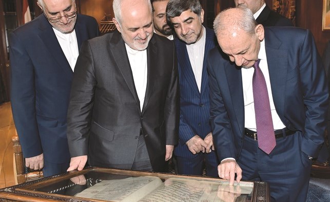 رئيس مجلس النواب نبيه بري مستقبلا وزير الخارجية الإيراني محمد جواد ظريف في عين التينة -(محمود الطويل)﻿
