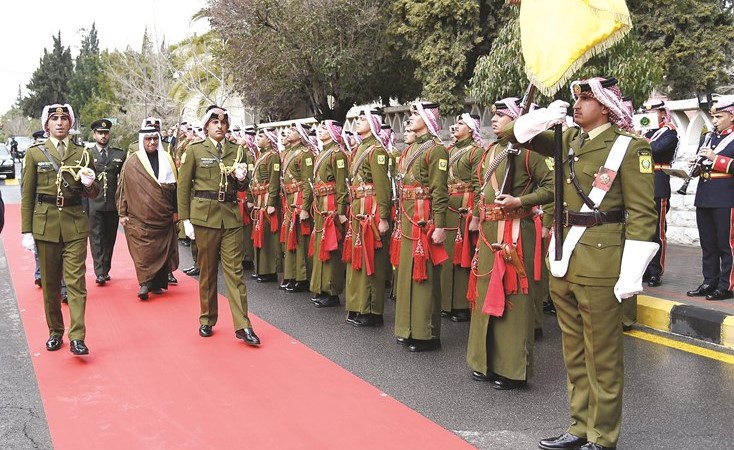 سمو الشيخ جابر المبارك مستعرضا حرس الشرف لدى وصوله الى العاصمة الأردنية في زيارة رسمية ﻿
