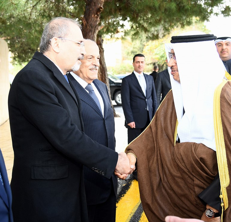 سمو الشيخ جابر المبارك مصافحا مستقبليه