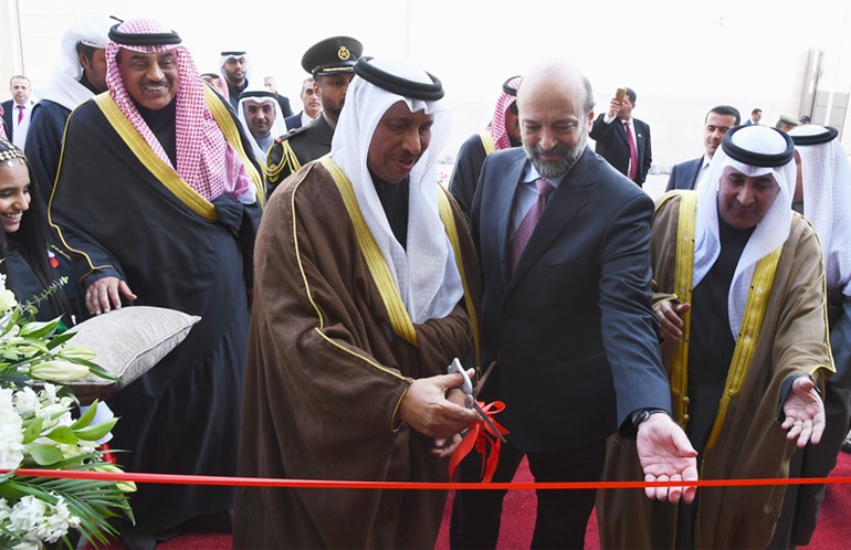 سمو رئيس الوزراء الشيخ جابر المبارك خلال قص شريط افتتاح مبنى سفارة الكويت الجديد بالاردن
