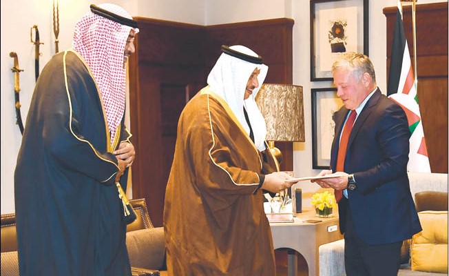  سمو رئيس الوزراء الشيخ جابر المبارك يسلم العاهل الأردني الملك عبدالله الثاني رسالة خطية من صاحب السمو الأمير خلال زيارته الرسمية للمملكة ويبدو الشيخ صباح الخالد