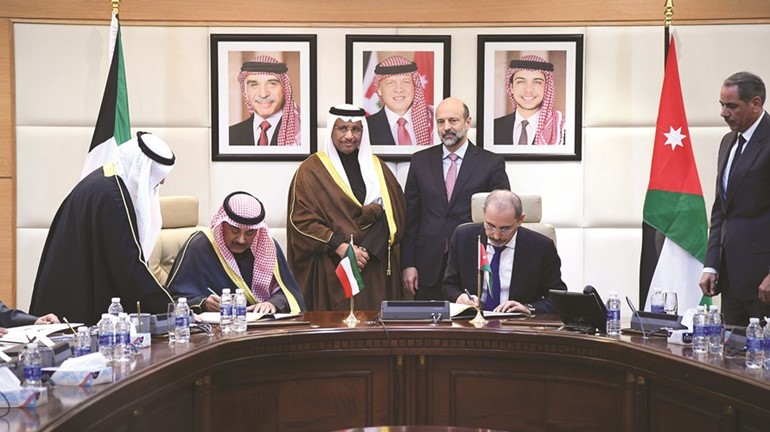 الشيخ صباح الخالد خلال توقيع احدى الاتفاقيات مع الجانب الأردني ﻿