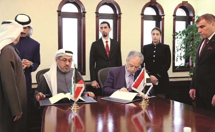 د. مصطفى الهيتي ومروان الغانم لدى توقيع الاتفاقية﻿