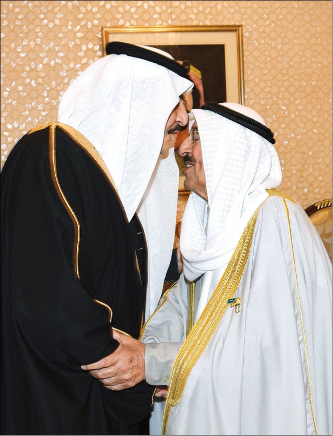 صاحب السمو الأمير الشيخ صباح الأحمد وقبلة على جبينه من صاحب السمو الملكي الأمير محمد بن فهد