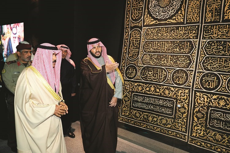 سمو ولي العهد الشيخ نواف الأحمد يستمع إلى شرح حول إحدى المقتنيات بالمعرض من الأمير تركي بن محمد بن فهد﻿