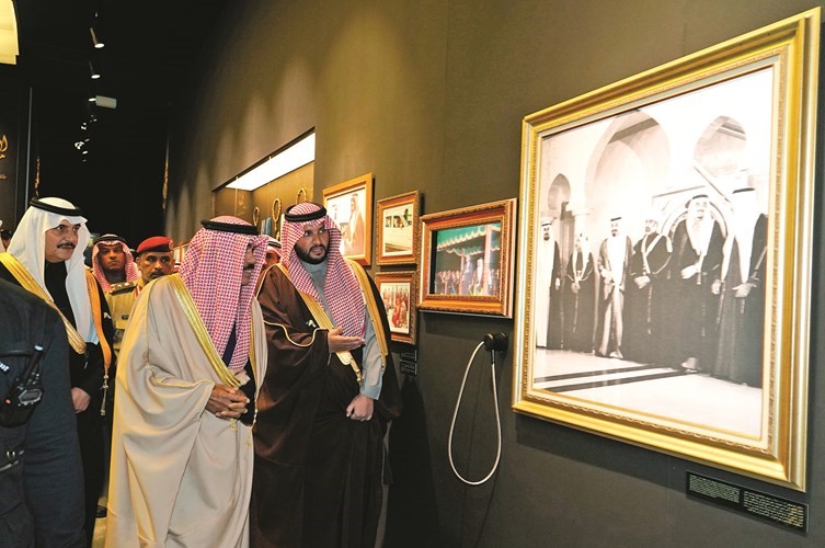 سمو ولي العهد الشيخ نواف الأحمد يستمع إلى شرح عن إحدى الصور من الأمير تركي بن محمد ﻿
