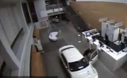 بالفيديو.. تقتحم مركز شرطة اميركية بسيارتها و"الدوافع غامضة"