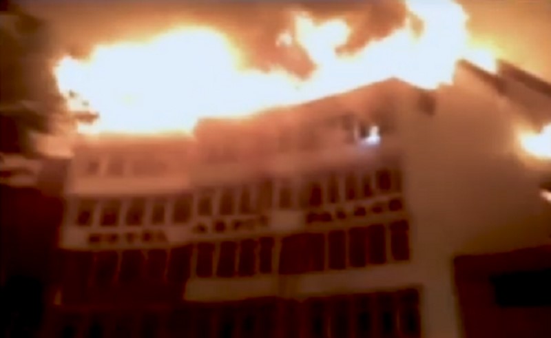 بالفيديو.. 17 قتيلاً في حريق بفندق في الهند
